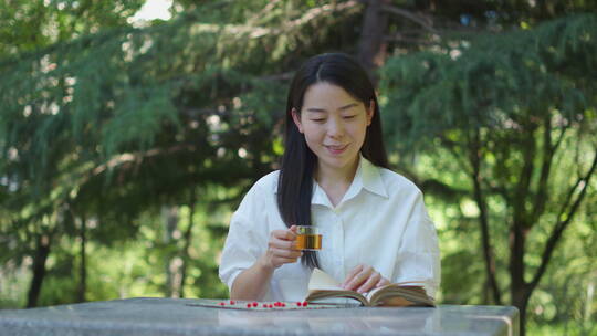 中国女性女人户外公园喝茶读书学习办公