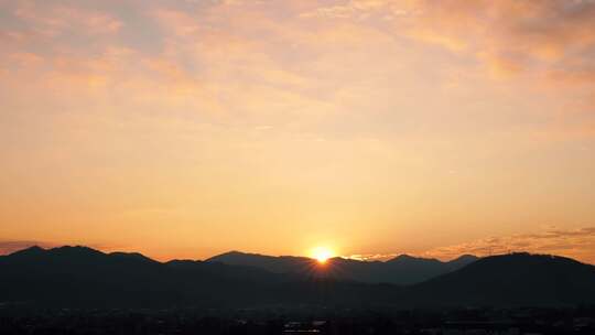 山峰日落延时黄昏夕阳山脉阳光森林夜幕降临