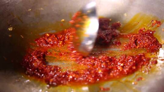 厨师制作鱼香茄子