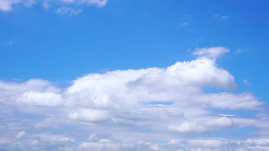 天空云朵飘动移动的云层延时云蓝天白云飘飘