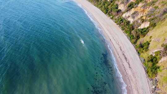 海浪撞击海岸的航空镜头