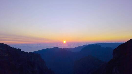 日出云层和山特写