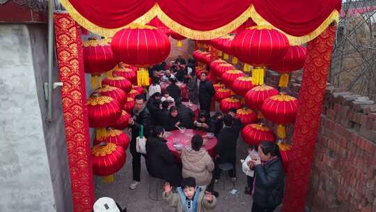 红灯笼下众人聚餐场景