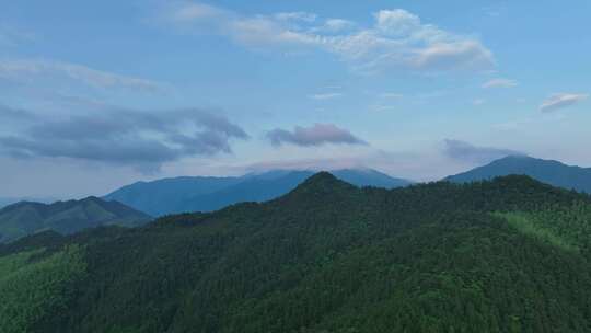 雨后的安徽黄山市黄山区汤口镇旅游景区小镇