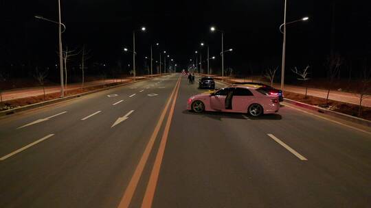 夜晚公路上一排跑车在行驶视频素材模板下载