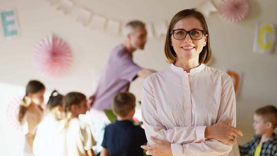 一个戴着眼镜穿着粉色衬衫的女教师的肖像，