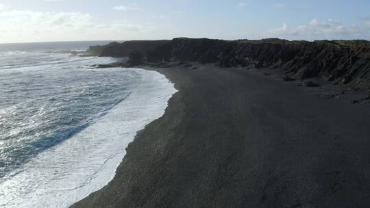 浪花冲刷海滩