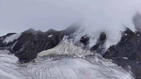 航拍云雾中的四川横断山脉乌库楚雪山风光