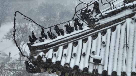 航拍陕西省西安市正在下雪的西安城墙雪景视频素材模板下载