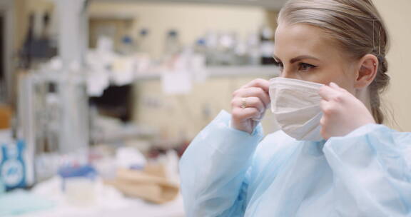 验室戴防护口罩的科学家