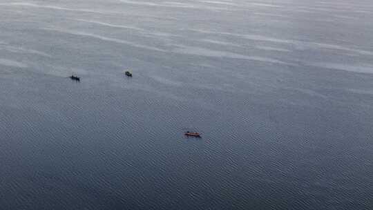 航拍清晨湖中小船游船泸沽湖