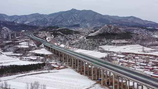 【航拍】下雪后的高速公路