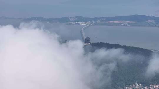 云雾缭绕中大桥与古建筑景观