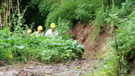 国家电网电力员工走村入户热情服务交谈农村视频素材模板下载