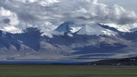 航拍西藏草地雪山风光视频素材模板下载