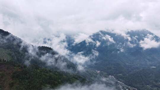 四川汶川县映秀镇山区穿越云海河流山脉航拍