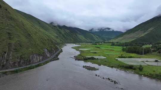 汽车行驶在公路上