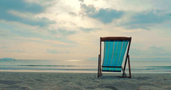 在热带海滩特写躺椅沙滩上，背景海和美丽的日落