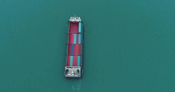 航拍深圳港附近海面的船只