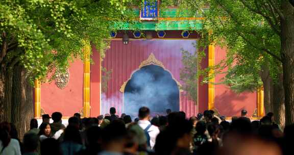 北京雍和宫烧香祈福的人群