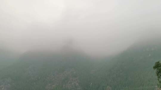 大山深处的冬日山区山村风光