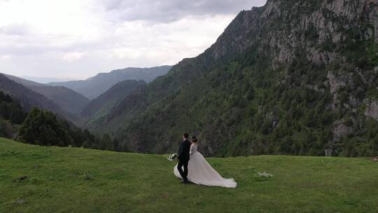 航拍在山脉中拍婚纱照的情侣