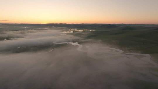空中俯瞰云雾缭绕的草原风光