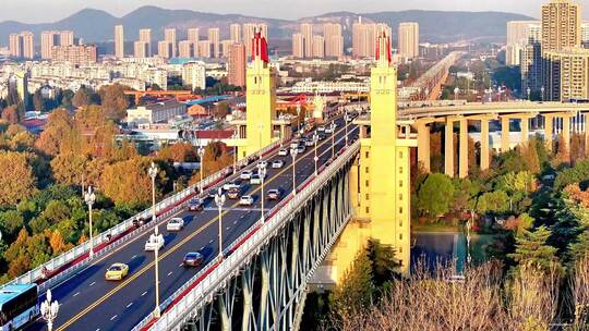 航拍清晨南京长江大桥日出车流铁路紫峰