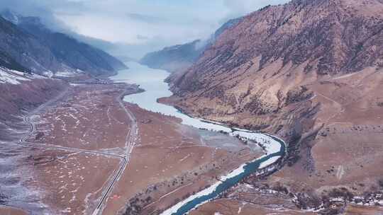 新疆昭苏玉湖冰面雪山峡谷航拍风景