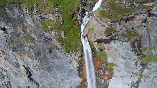 空中慢动作：无人机飞越意大利阿尔卑斯山风景优美的瀑布和山溪