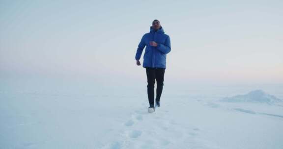 一个人在雪地里奔跑