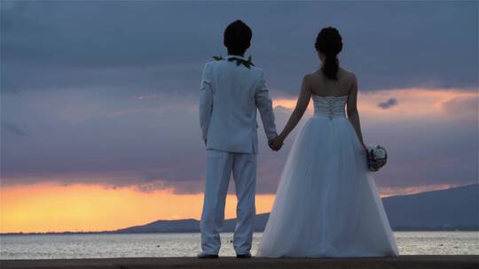 新婚夫妇在海滩看日落