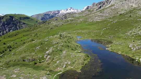 法国阿尔卑斯山的拉克·吉查德山湖——空中多莉前进