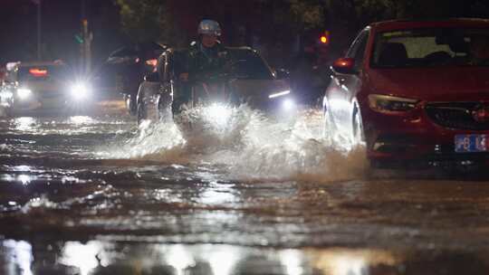 汽车在雨水中艰难的行驶