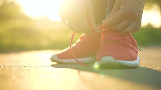 准备出发跑步运动鞋系鞋带徒步系鞋带