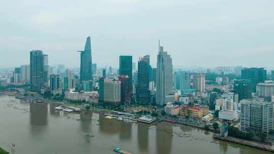 越南阴沉的一天，西贡河和胡志明市中心的鸟