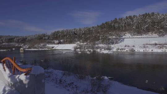 雪山河流