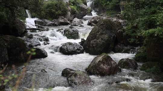 水流湍急的山间溪流景观