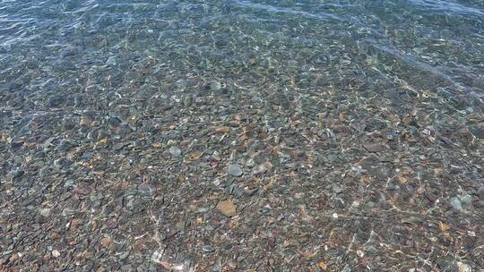 新疆浅滩鹅卵石海浪高清素材