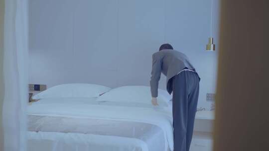 酒店服务员整理床铺视频素材模板下载