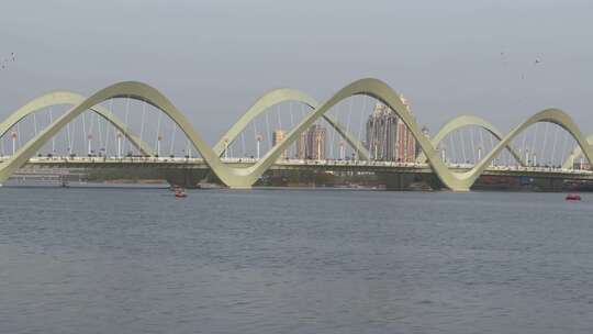 新育阳桥桥梁河流游船视频素材模板下载