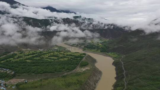 西藏山南市加查县雅鲁藏布江峡谷风光