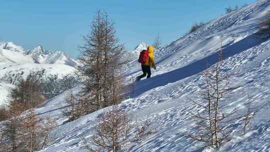 实拍登雪山画面