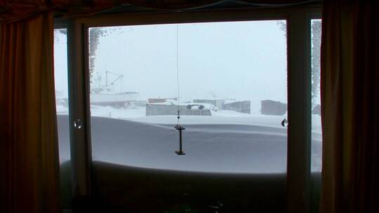 在屋内拍摄窗外的北极暴风雪