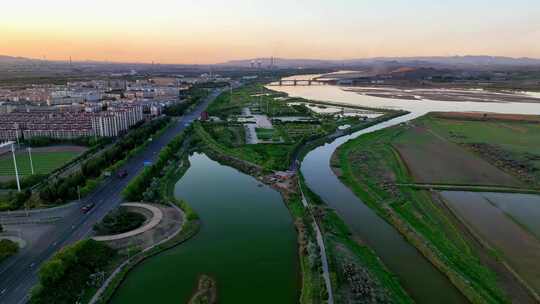 航拍宁夏石嘴山夕阳下的黄河湿地石嘴子公园视频素材模板下载