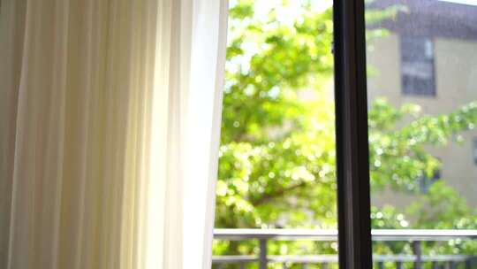风吹窗帘窗户白色窗帘飘动阳光透过白色窗帘