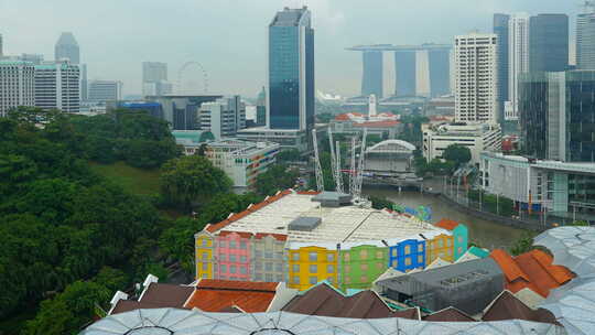 倾斜揭示新加坡城市，雾天时光流逝在繁忙的现代城市。