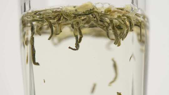 玻璃杯中绿茶冲泡特写