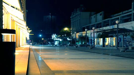 夜间沿街的商店灯光