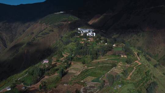 大山视频中国西南建盖在山顶的村庄民居小镇